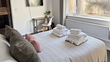 1 bedroom, iron/ironing board, internet, bed sheets