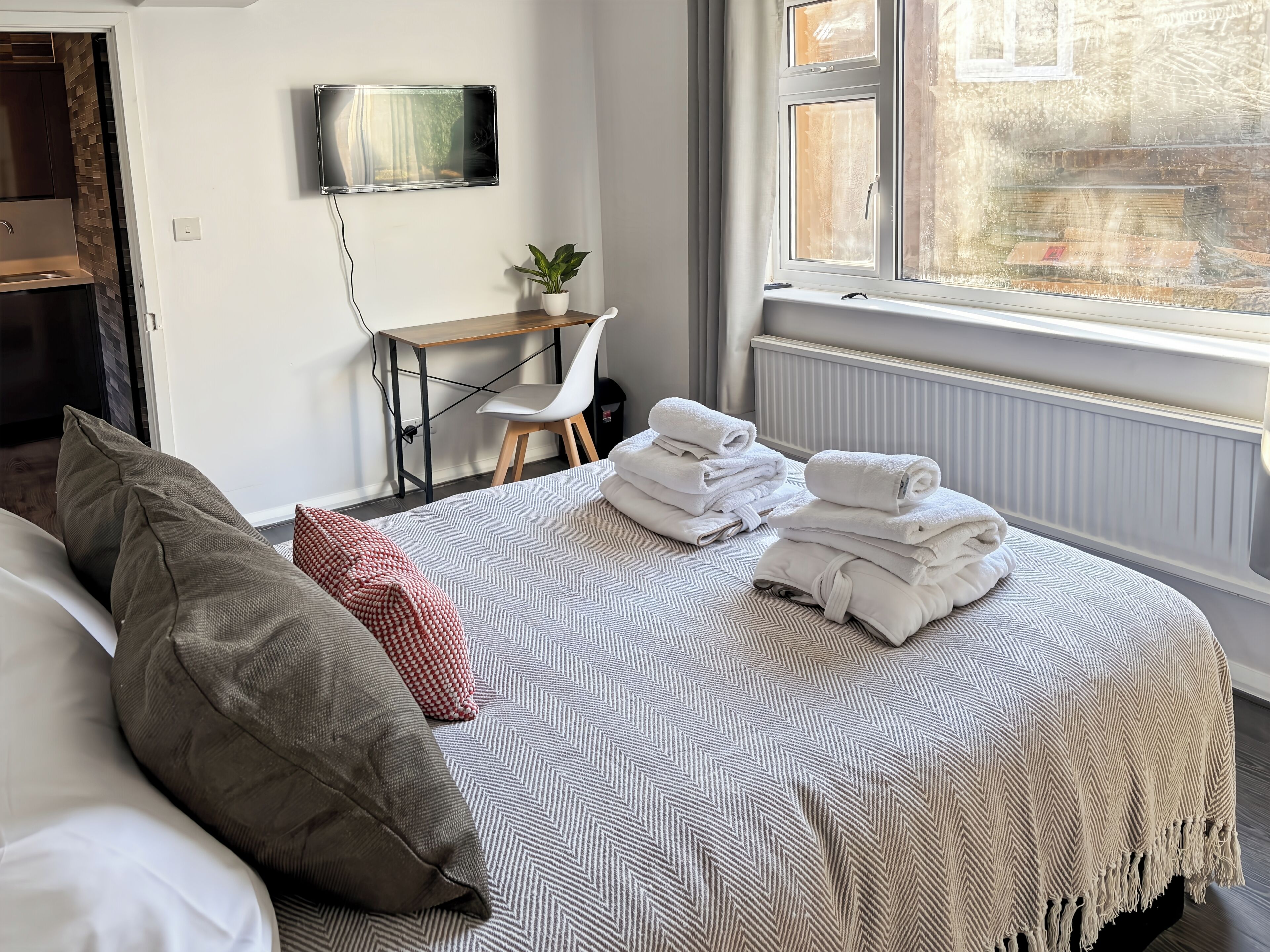 2 bedrooms, iron/ironing board, internet