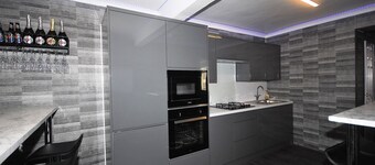 Charming Retreat With Hot Tub & Sauna Sleeps 4