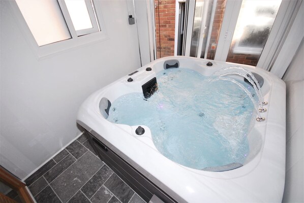 Interior - Relaxing Getaway With  Hot Tub & Sauna Sleeps 6 (Brighton)