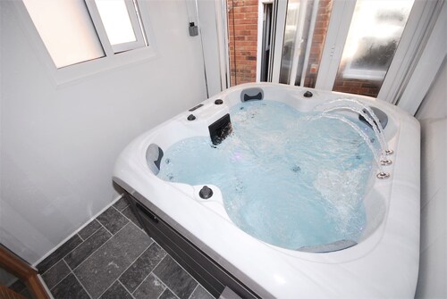 Relaxing Getaway With  Hot Tub & Sauna Sleeps 6