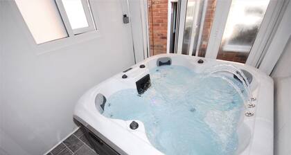 Relaxing Getaway With Hot Tub & Sauna Sleeps 6
