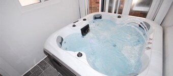 Relaxing Getaway With Hot Tub & Sauna Sleeps 6