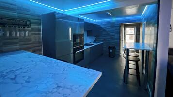 Refrigerador, microondas, lavavajillas y cafetera y tetera