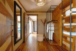 Shower, rainfall showerhead, free toiletries, slippers