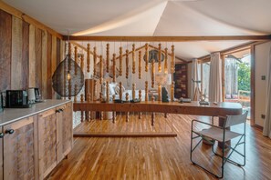 Suite 3 Half Tail | 1 bedroom, minibar, in-room safe, desk