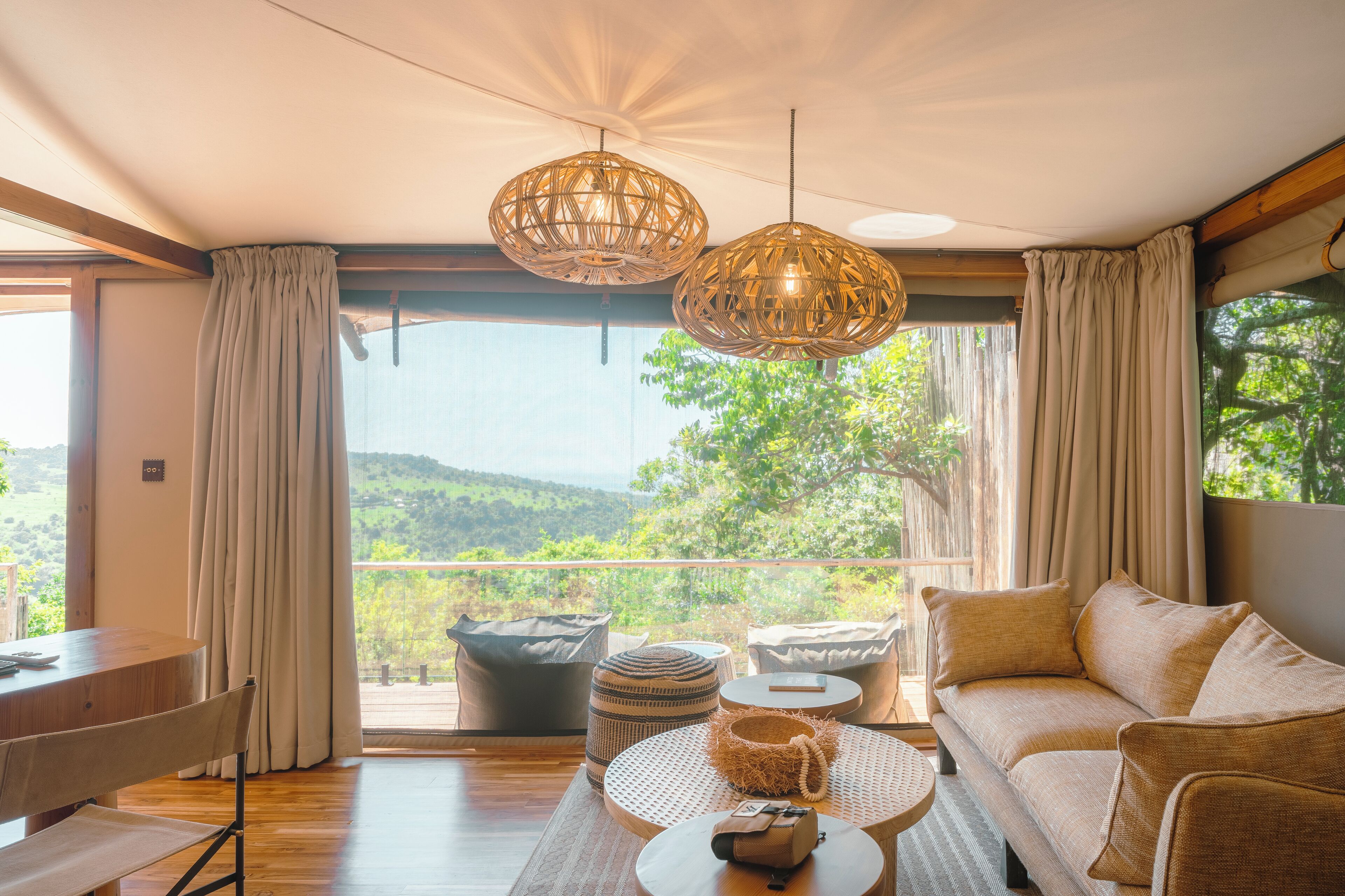 Suite 3 Half Tail | Minibar, in-room safe, desk, laptop workspace