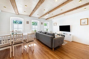 TV, video games - Holiday Home 'Feriehaus1856de with Sauna' with Shared Garden and Wi-Fi (Görlitz)
