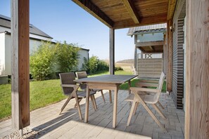 Outdoor dining - Apartment 'Komfortables Ferienhaus Allee' with Private Terrace, Private Garden and Wi-Fi (Krummin)