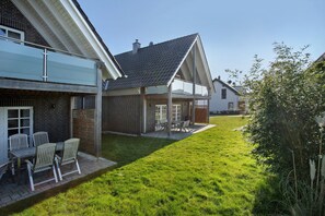 Outdoor dining - Apartment 'Komfortables Ferienhaus Allee' with Private Terrace, Private Garden and Wi-Fi (Krummin)