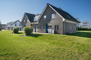 Exterior - Apartment 'Komfortables Ferienhaus Allee' with Private Terrace, Private Garden and Wi-Fi (Krummin)