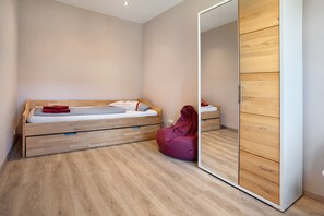 4 bedrooms, free WiFi, bed sheets - Apartment 'Komfortables Ferienhaus Allee' with Private Terrace, Private Garden and Wi-Fi (Krummin)