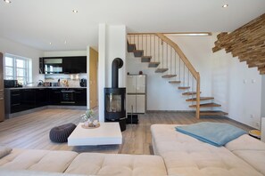 Una televisión, una chimenea