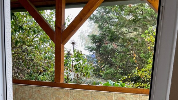A bench under a wooden structure with a view of greenery outside. - Holiday Apartment Ingrid Rautenberg with Private Terrace, Garden and Wi-Fi (Krautheim)