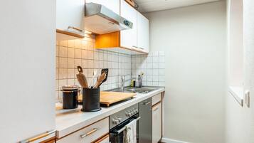 Fridge, oven, stovetop, dishwasher