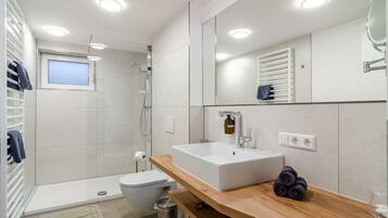 Dusche, Haartrockner, Handtücher