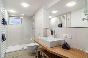 Douche, sèche-cheveux, serviettes fournies