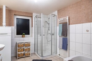 Dusche, Haartrockner, Handtücher