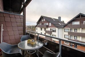 Outdoor dining - Apartment 'Harzlicht' with Balcony and Wi-Fi (Braunlage)