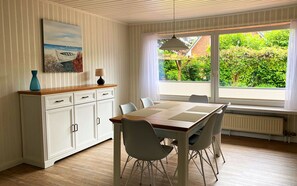 Dining - Holiday Home 'Ferienhaus Emeis' with Terrace, Garden and Wi-Fi (Leck)