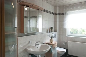 Dusche, Haartrockner, Handtücher