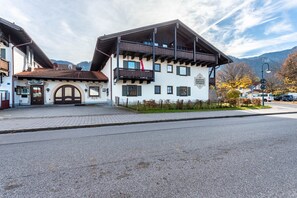 Exterior - Studio Apartment 'Chalet Alpenherz' with Mountain View, Balcony and Wi-Fi (Inzell)