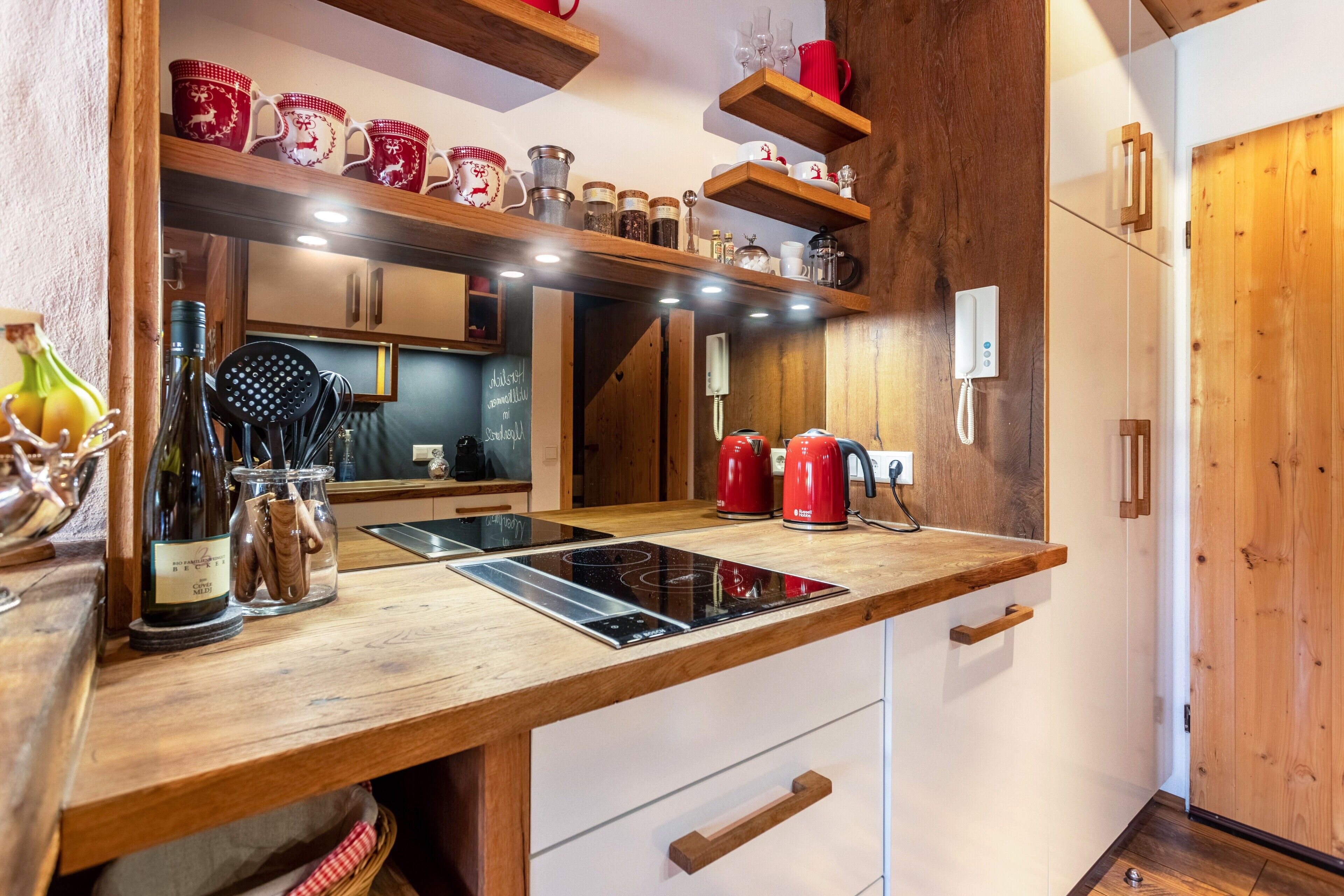 Réfrigérateur, plaque de cuisson, lave-vaisselle, cafetière/bouilloire