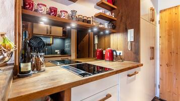 Réfrigérateur, plaque de cuisson, lave-vaisselle, cafetière/bouilloire