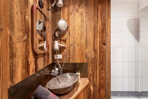 Suihku, hiustenkuivaaja, pyyhkeet