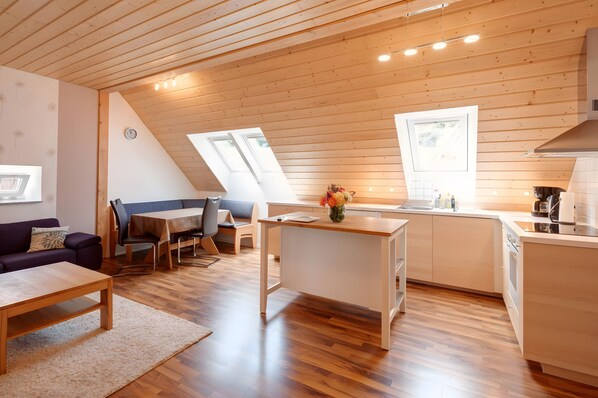 Refrigerador, placa de cocina, lavavajillas, cafetera/tetera