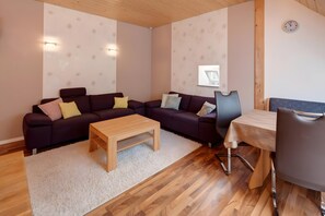 TV, ping pong - Apartment 'Hof In Liebesdorf - Akelei' with Shared Garden and Wi-Fi (Gerabronn)