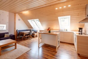 Fridge, stovetop, dishwasher, coffee/tea maker - Apartment 'Hof In Liebesdorf - Akelei' with Shared Garden and Wi-Fi (Gerabronn)