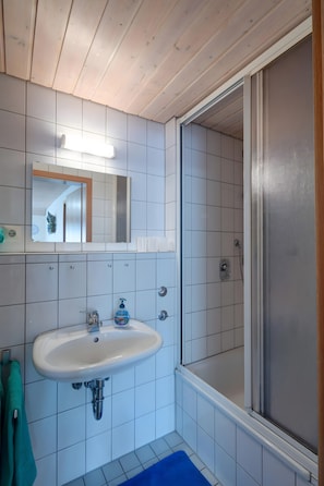 Shower, hair dryer, towels - Apartment 'Glockenblume' with Shared Terrace, Shared Garden and Wi-Fi (Gerabronn)
