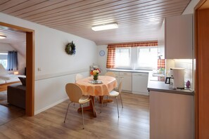 Dining - Apartment 'Glockenblume' with Shared Terrace, Shared Garden and Wi-Fi (Gerabronn)