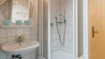 Douche, sèche-cheveux, serviettes fournies