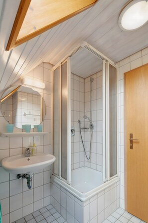 Douche, sèche-cheveux, serviettes fournies