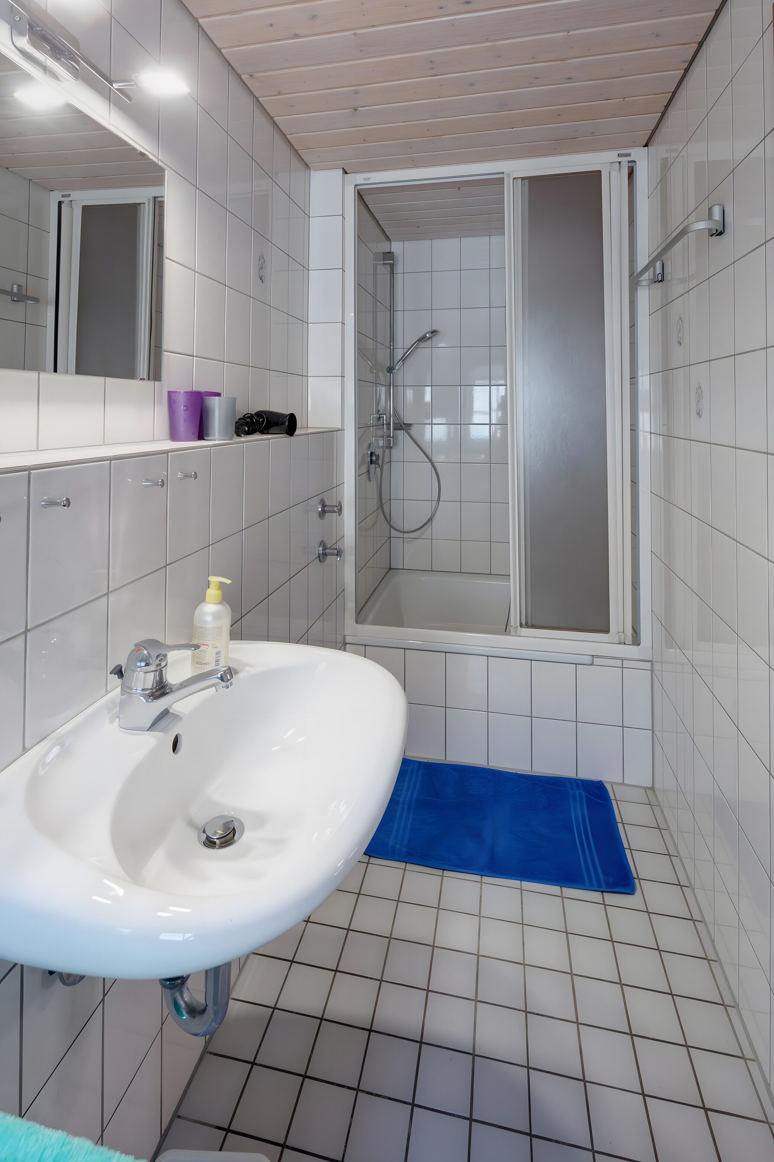 Een douche, een haardroger, handdoeken