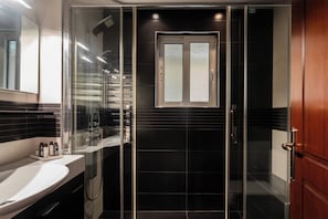 Shower, hair dryer, towels, shampoo