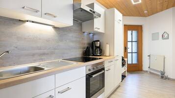 Fridge, oven, stovetop, coffee/tea maker