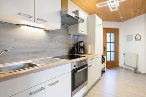 Kühlschrank, Ofen, Herdplatte, Wasserkocher mit Kaffee-/Teezubehör