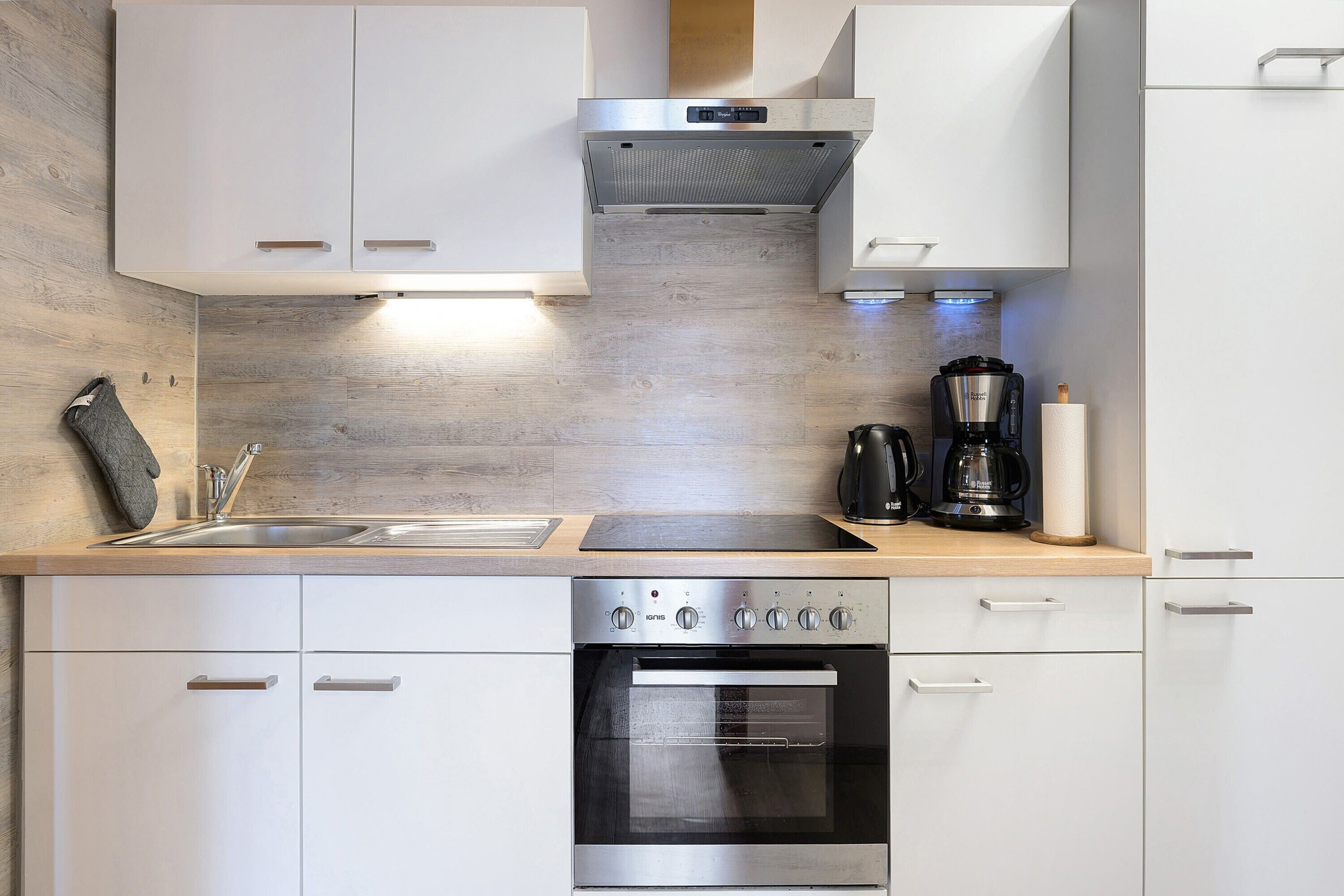 Kühlschrank, Ofen, Herdplatte, Wasserkocher mit Kaffee-/Teezubehör