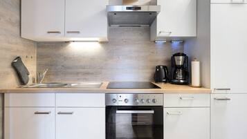 Kühlschrank, Ofen, Herdplatte, Wasserkocher mit Kaffee-/Teezubehör