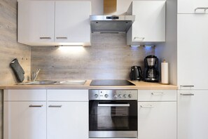 Refrigerador, horno, parrilla de estufa y cafetera y tetera 