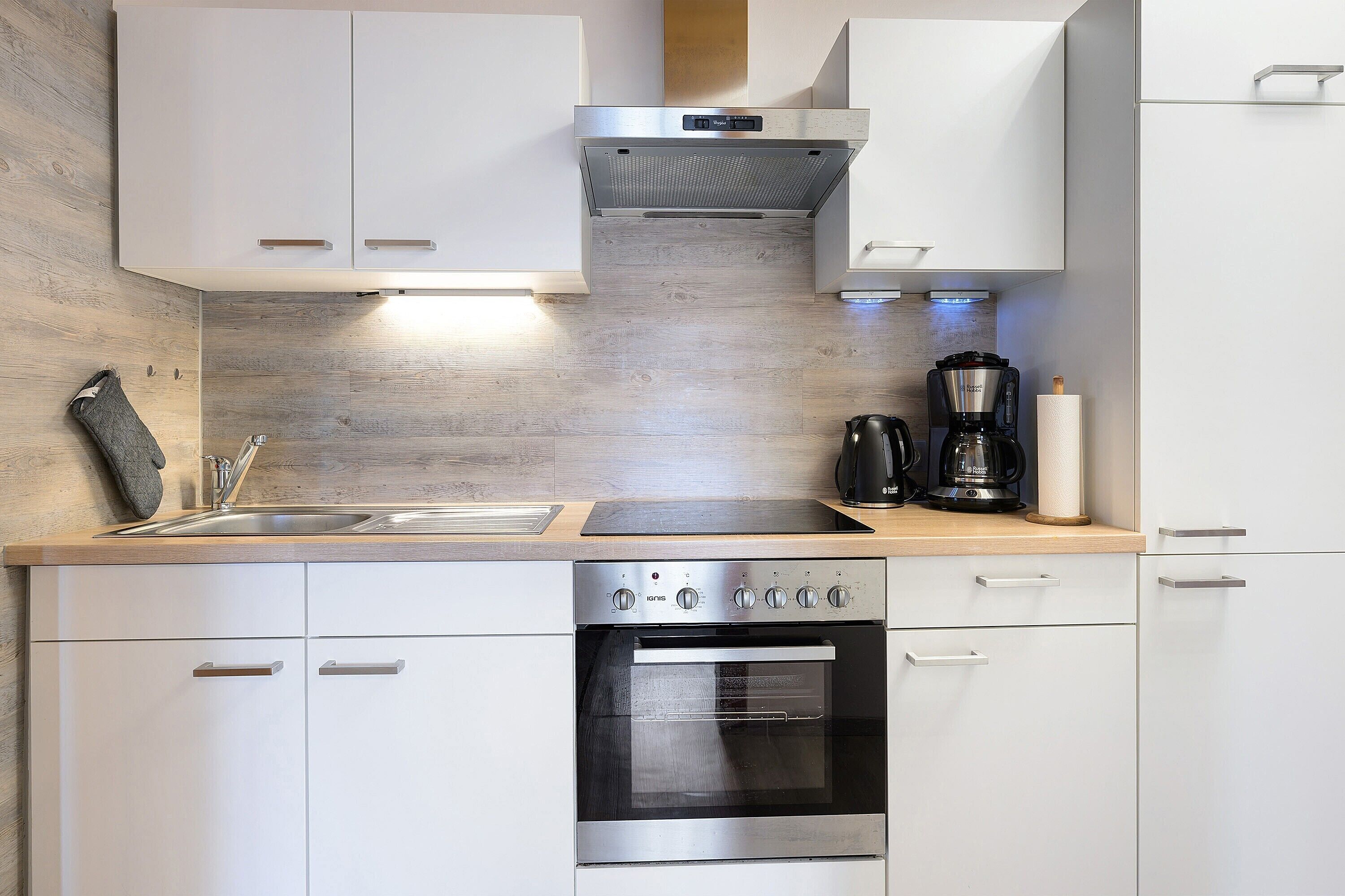 Fridge, oven, stovetop, coffee/tea maker