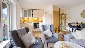 Un apartamento moderno con cocina, comedor y zona de estar.