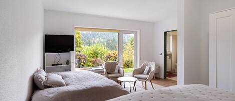 2 bedrooms, iron/ironing board, bed sheets
