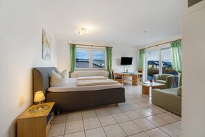 2 bedrooms, free WiFi, bed sheets - Apartment 'Fewo Pumuckl' with Mountain View, Private Garden and Wi-Fi (Thörnich)