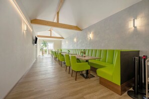 Dining - Apartment 'Fewo Pumuckl' with Mountain View, Private Garden and Wi-Fi (Thörnich)