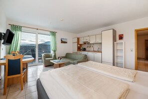 2 bedrooms, free WiFi, bed sheets - Apartment 'Fewo Pumuckl' with Mountain View, Private Garden and Wi-Fi (Thörnich)