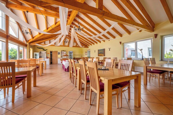 Dining - Apartment 'Fewo Pumuckl' with Mountain View, Private Garden and Wi-Fi (Thörnich)